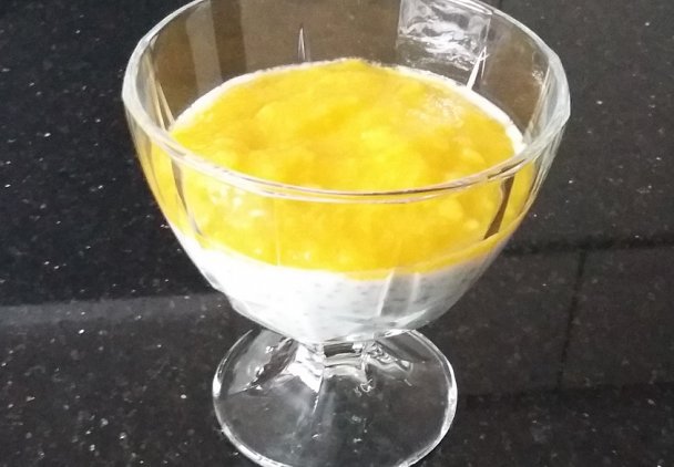 Deser jogurtowy chia z mango