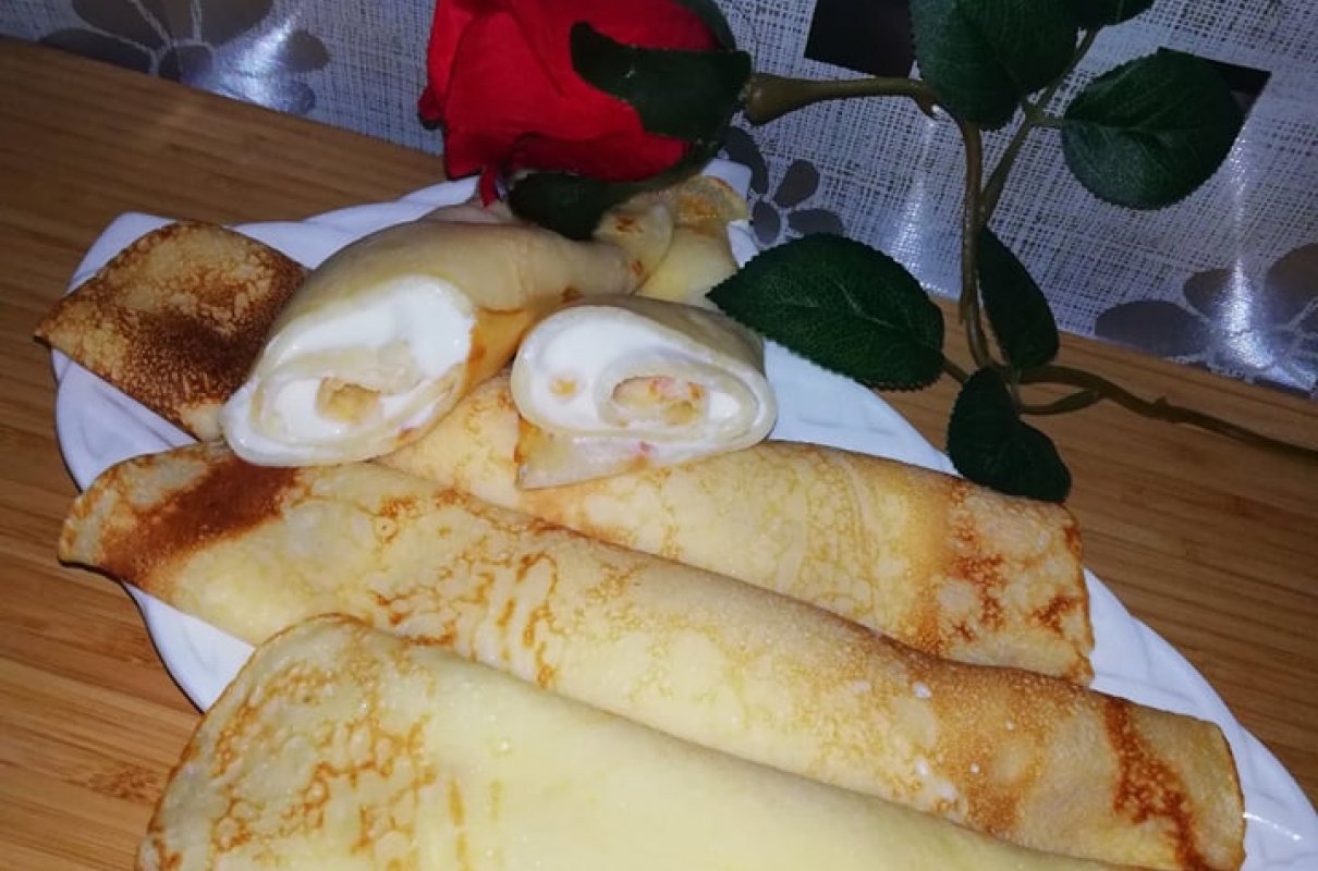 Naleśniki z twarogiem brzoskwiniowym.
