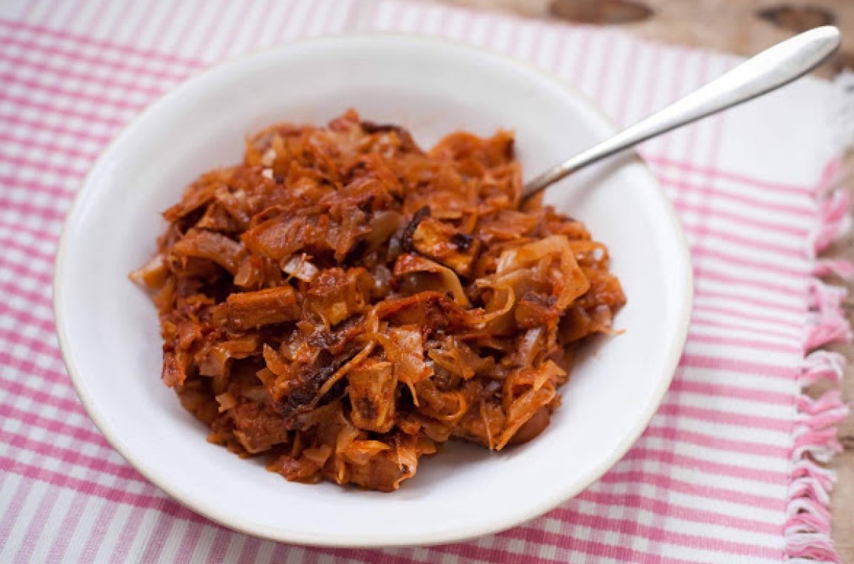 Wegetariański bigos z tofu Dania główne Smaker.pl