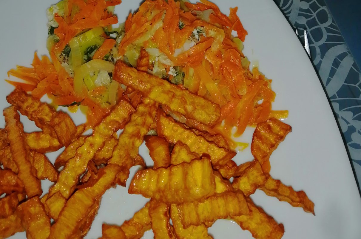 Pieczona ryba z frytkami z batatów