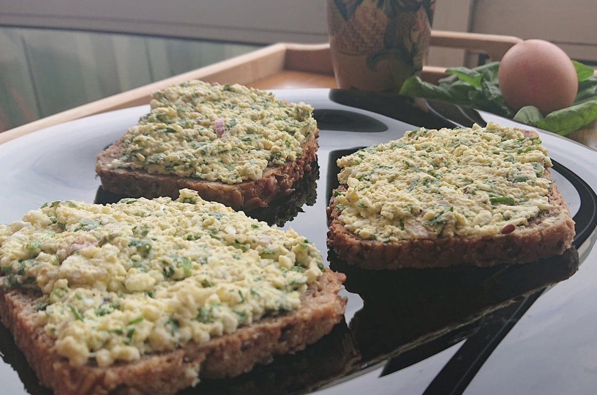 Pasta jajeczna ze szpinakiem. Idealne śniadanie.