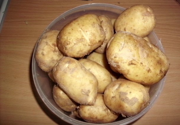Jak obierać młode ziemniaki ?