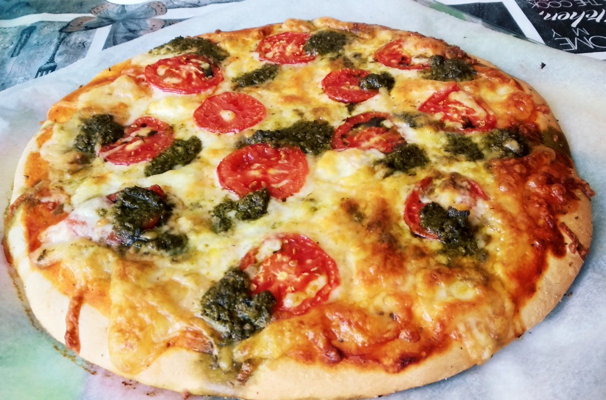 Pizza caprese z pesto
