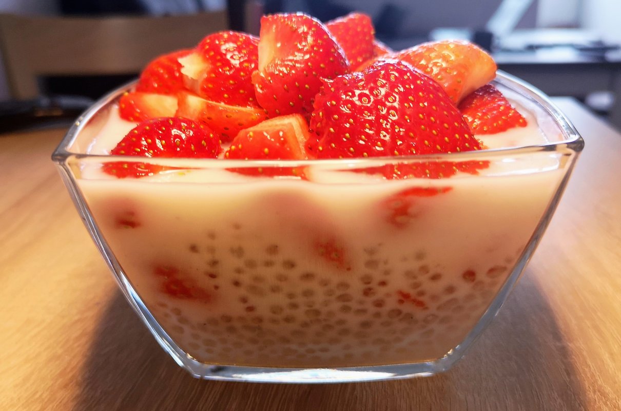 Pudding z tapioki z truskawkami