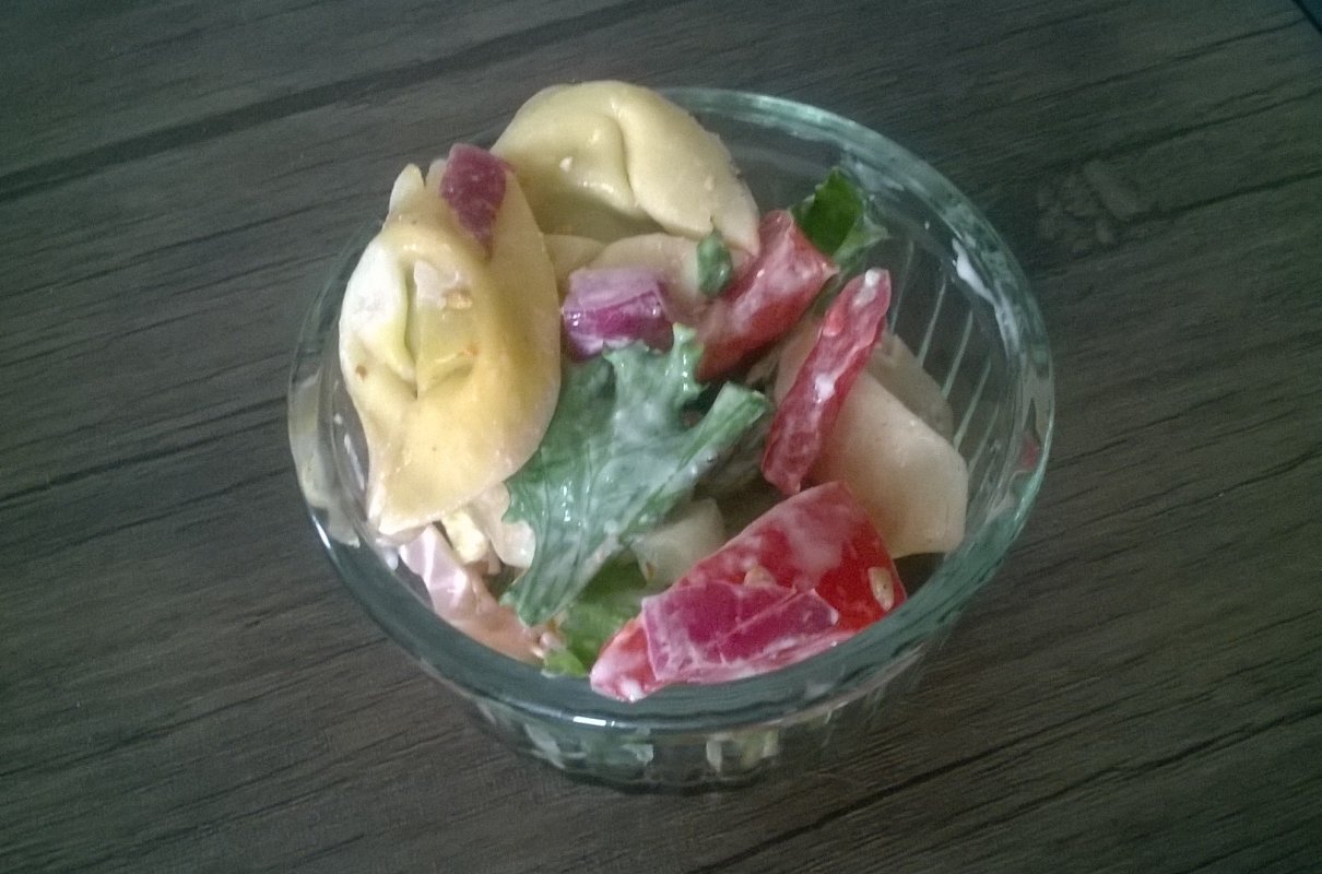 szybka sałatka z tortellini