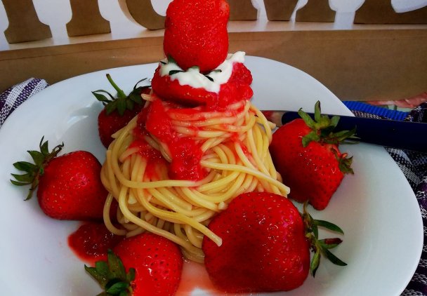Wulkan truskawkowy z makaronem spaghetti.