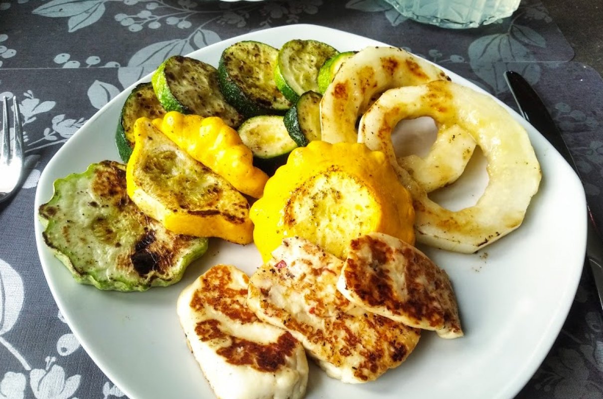 Grillowane warzywa z melonem i halloumi