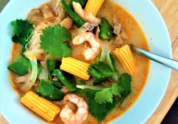 tajska zupa z krewetkami i groszkiem cukrowym