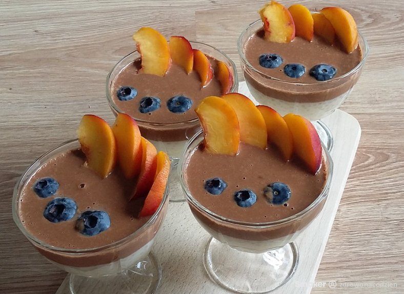 Pudding z tapioki z musem czekoladowym i owocami