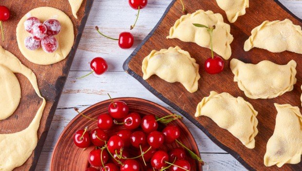 Najlepsze przepisy na pierogi z owocami
