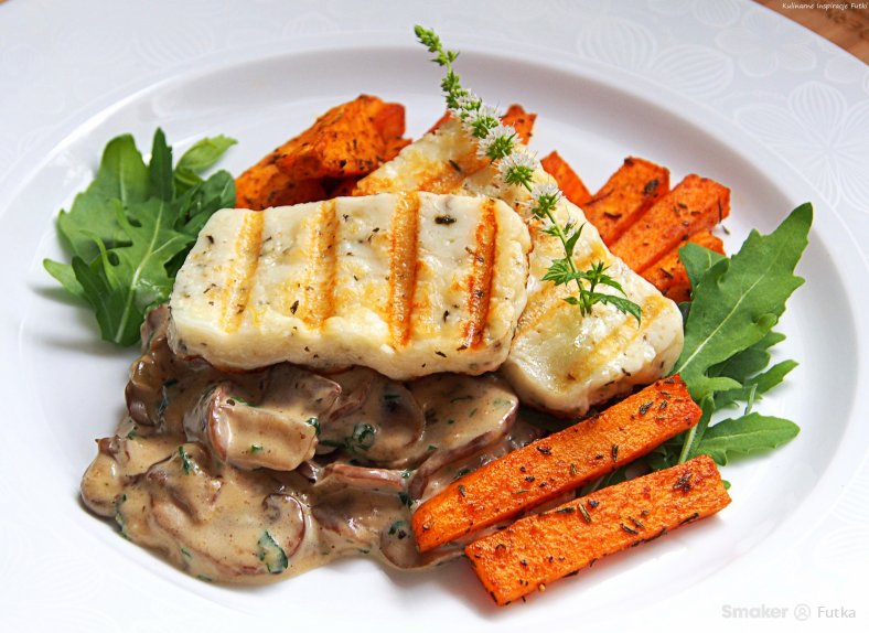 Grillowany ser halloumi z sosem pieczarkowym