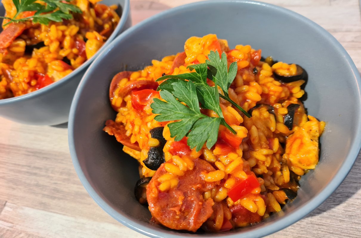 Paella z kurczakiem i chorizo