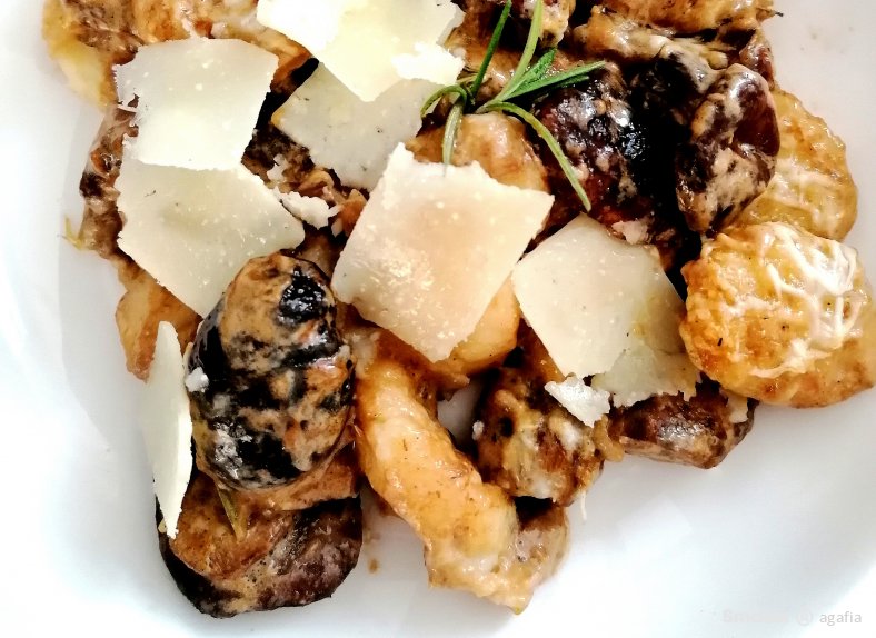  Gnocchi zapiekane z sosem grzybowym i parmezanem 