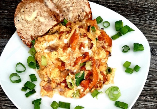 Niedzielne śniadanie:  Jajecznica z grzybami kurki