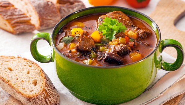 10 dań jednogarnkowych, które będą hitem każdej imprezy