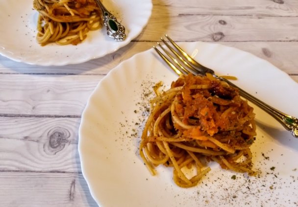 Spaghetti z cukinią, suszonymi pomidorami i oliwkami