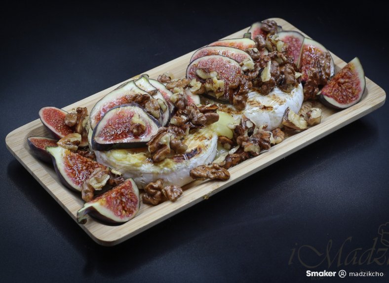  Grillowany camembert z miodem, orzechami i figami 