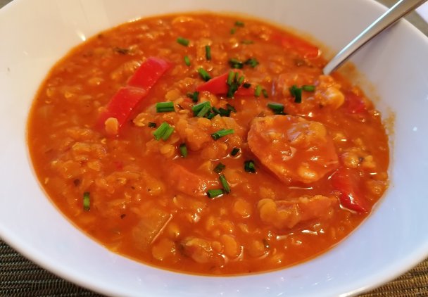 pikantna zupa z soczewicą i chorizo