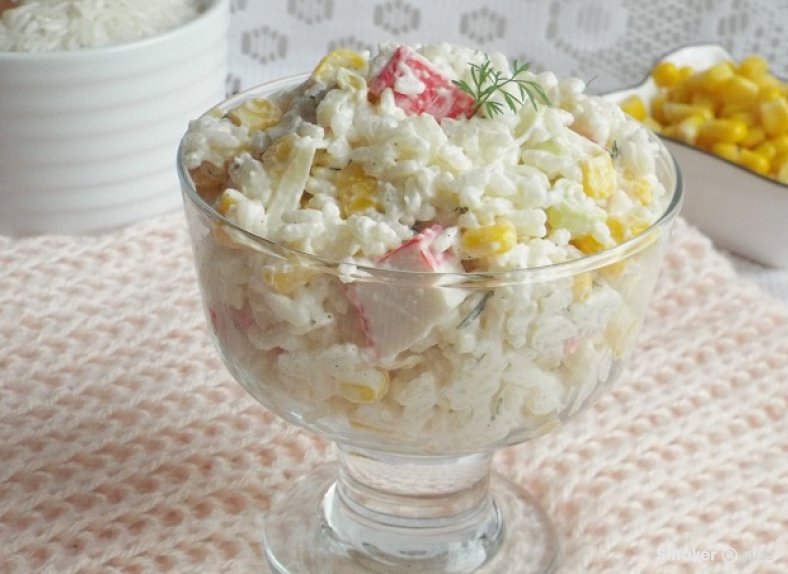 Sałatka ryżowa z surimi