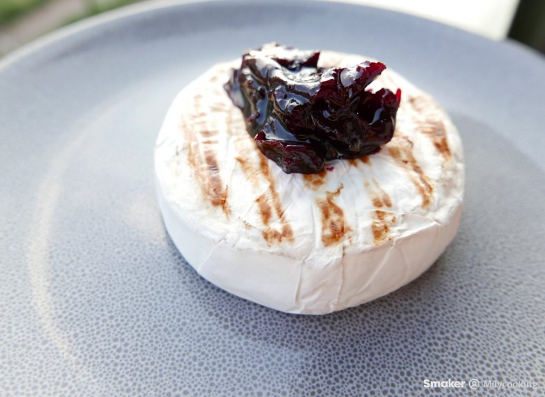  Grillowany camembert z konfiturą z wiśni 
