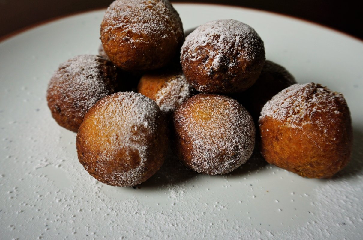 Pączki z azjatycką nutą. Mango i wiórki kokosowe.