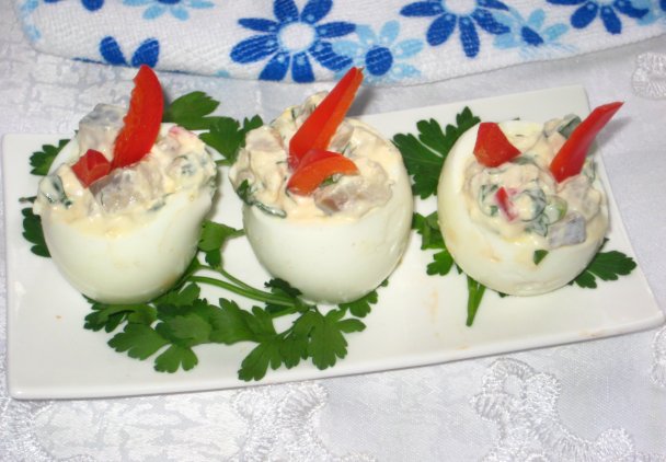 Jajka faszerowane salatką śledziową