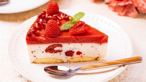 Sernik stracciatella z malinami