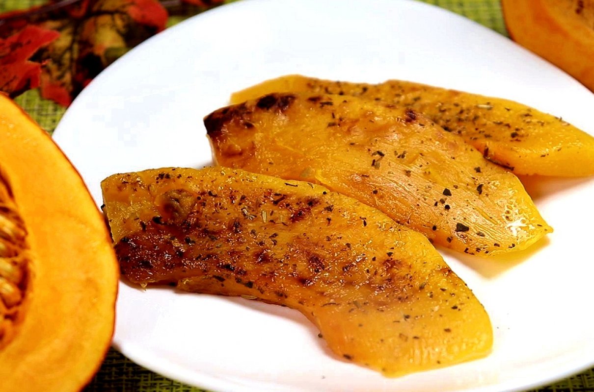 Жареная тыква на сковороде с чесноком. Обжарить тыкву кусочками на сковороде. Тыква жареная на сковороде с сахаром. Жареная тыква с медом. Тыква с апельсином в духовке.