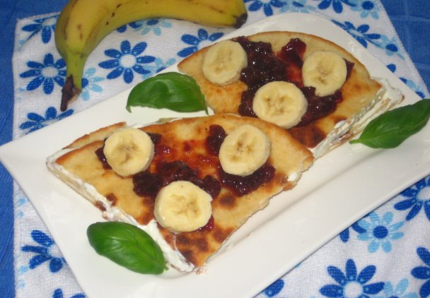 Tortillowe naleśniki z białym serem i bananami.