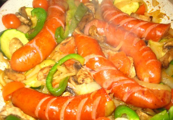 Grillowane kiełbaski i warzywa z patelni grillowej.