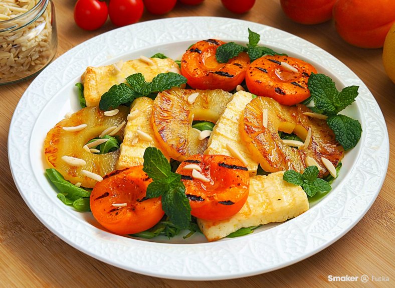 Sałatka z grillowanymi owocami i serem halloumi