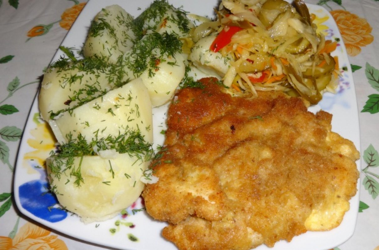 Panierowany filet z kurczaka, ziemniaki i sałatka.