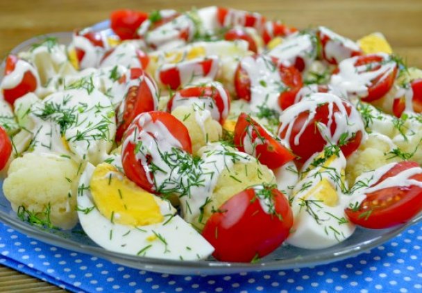 Sałatka z kalafiorem, jajkiem i pomidorami
