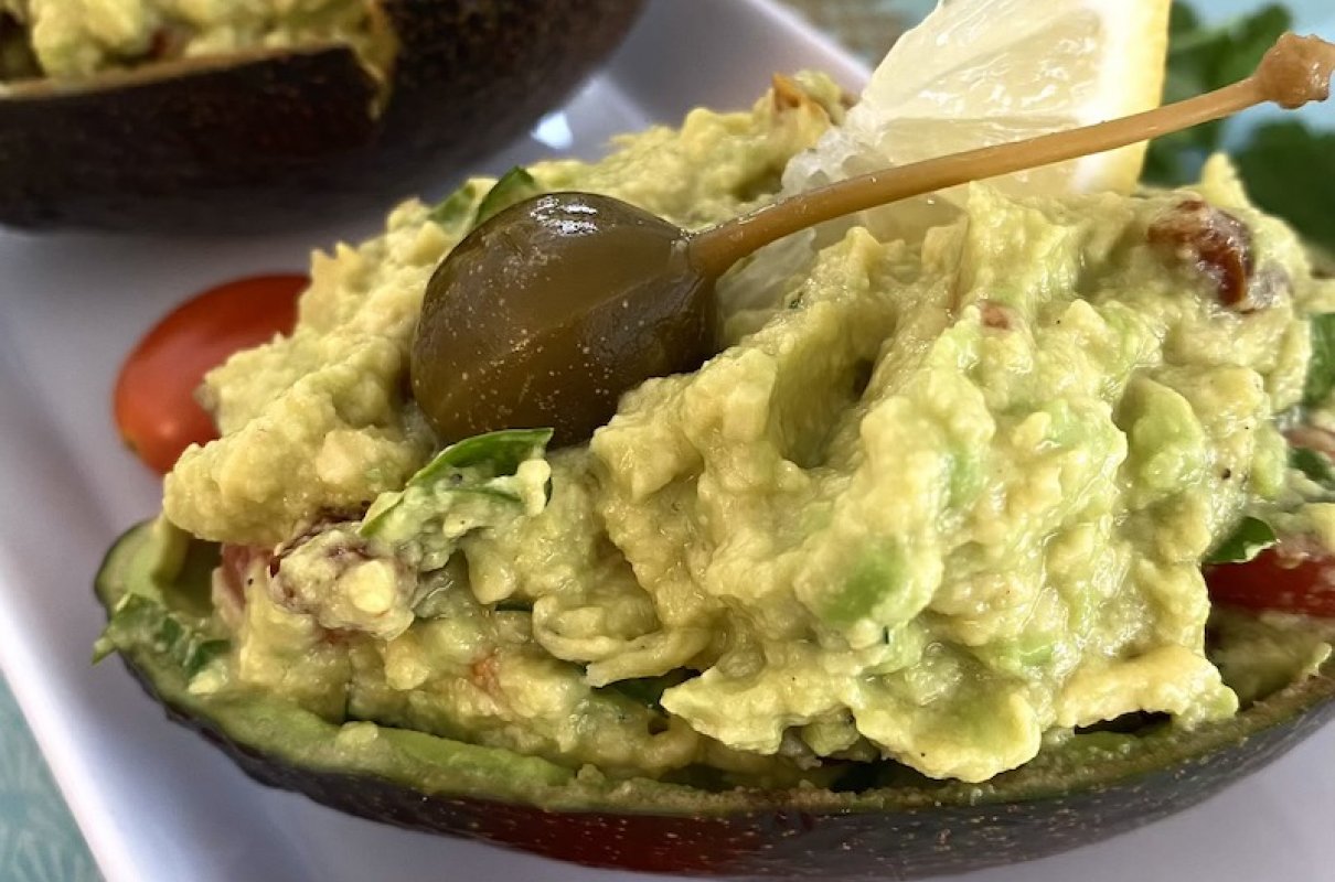 Guacamole z suszonymi pomidorami i kaparami