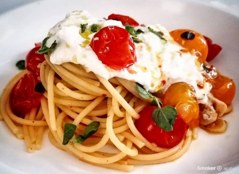  Spaghetti z pomidorami i burratą 