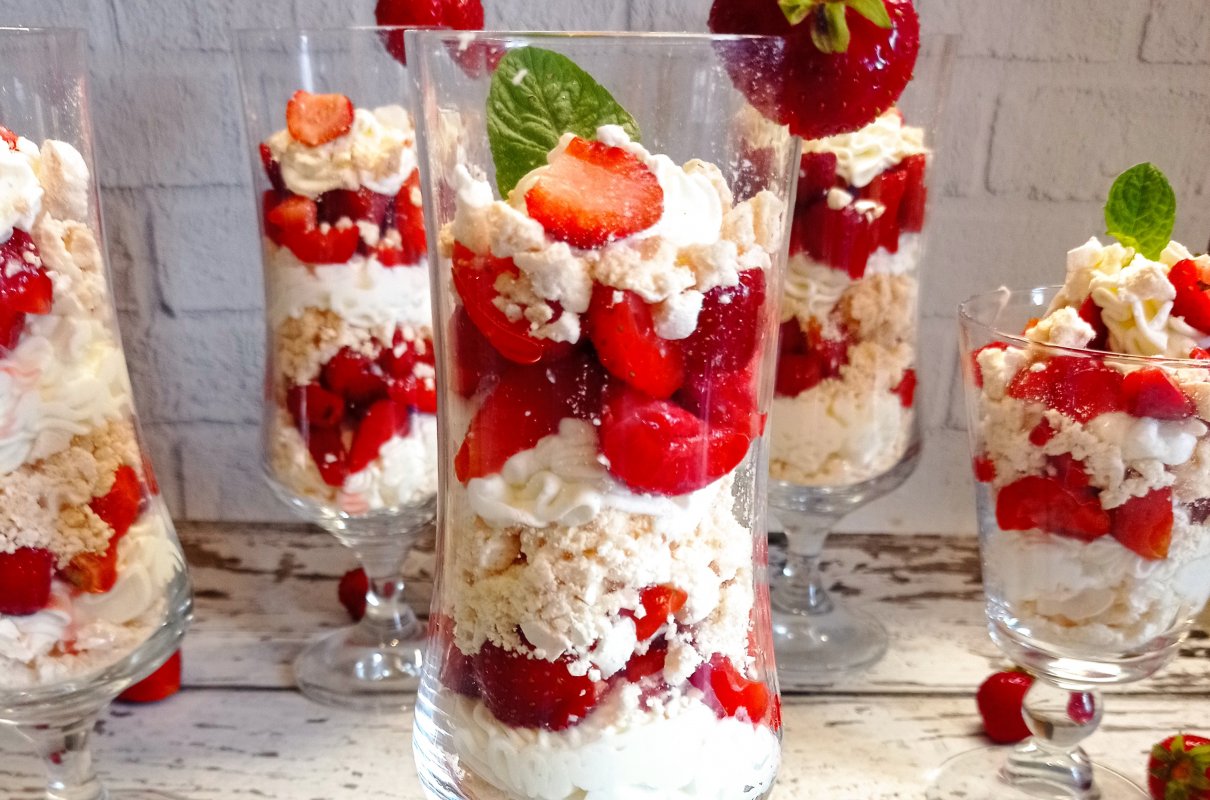 Eton mess - deser z truskawkami i bezami