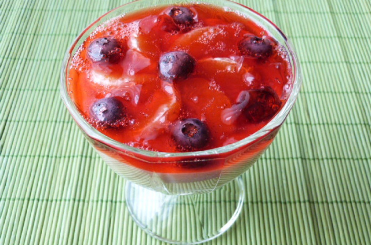 Deser z kaszy manny z musem rabarbarowym i owocami