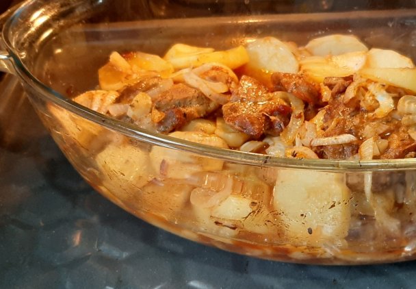 Karkówka pieczona z cebulą i ziemniakami danie jednogarnkowe!
