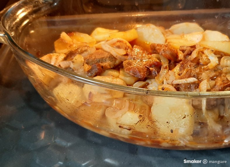  Karkówka pieczona z cebulą i ziemniakami 