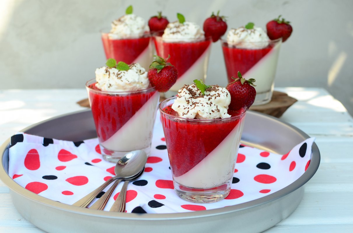 Panna cotta z musem truskawkowym