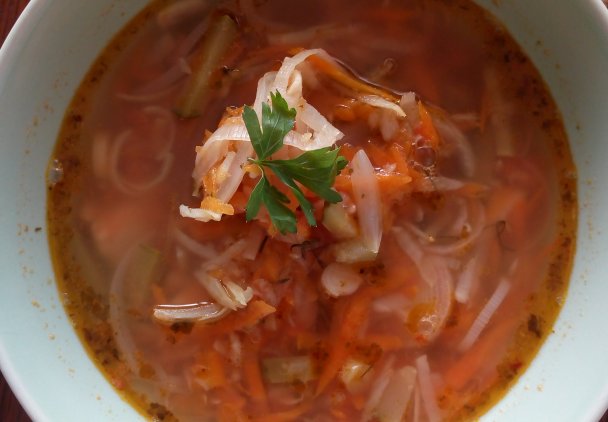 Zupa rybna z pomidorami i ogórkami kiszonymi