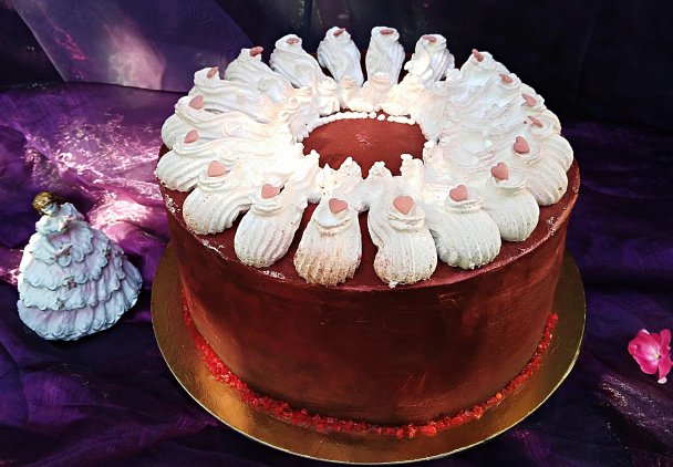 Tort z klasyczną dekoracją z kremu bezowego