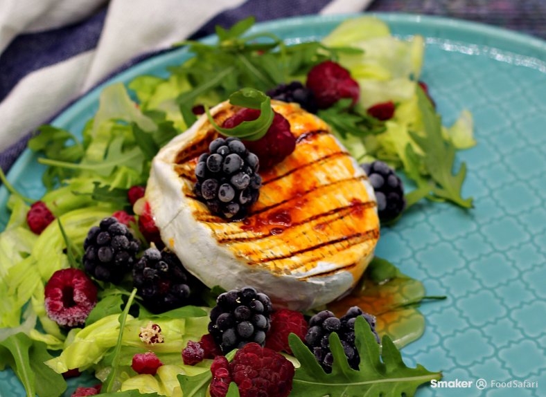  Grillowany camembert z sosem miodowym z chili 