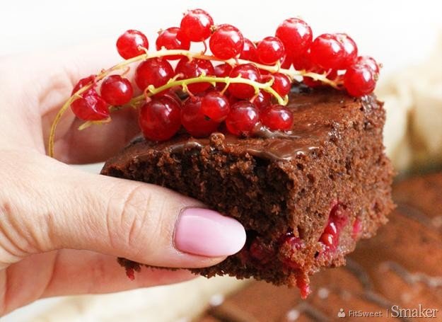 Ciasto czekoladowe z czerwoną porzeczką