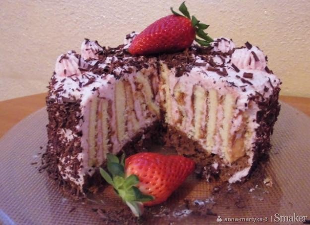 Tort-rolada o smaku truskawkowym