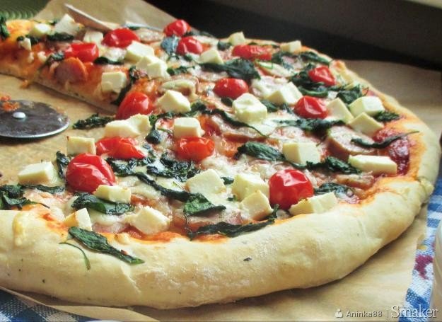 Pizza ze szpinakiem, fetą i pomidorkami