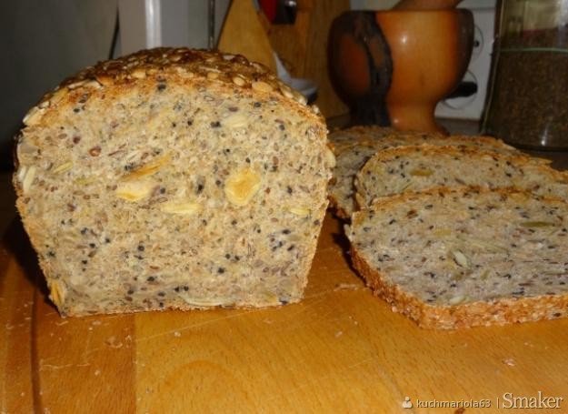 Chleb pszenno-żytni na drożdżach z ziarnami