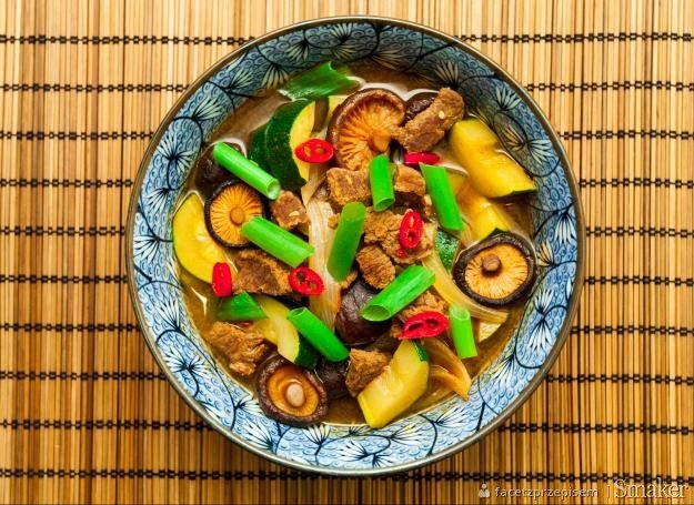Ostra zupa z wieprzowiną i cukinią (hobak gochujang jjigae)