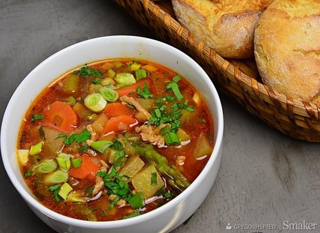 Warzywna zupa z mięsem mielonym