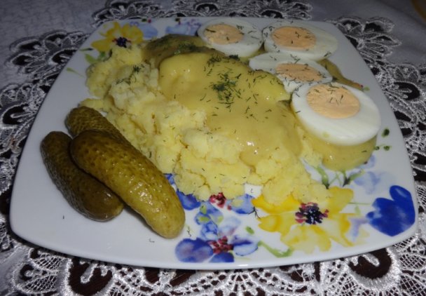 Jajka w sosie musztardowym z ziemniakami i ogórkiem.